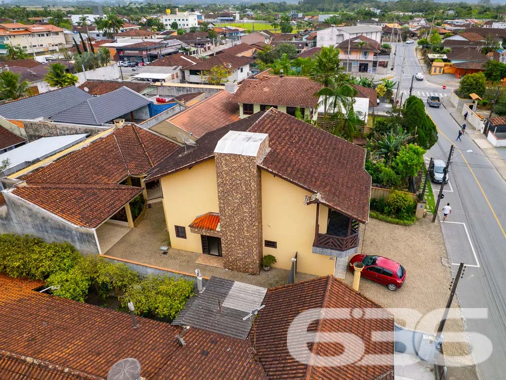 AMPLO IMÓVEL NO BAIRRO MORRO DO MEIO - INVISTA AQU