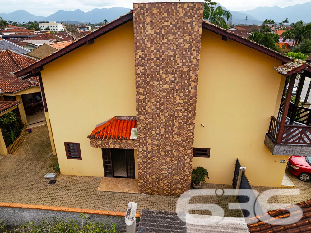 AMPLO IMÓVEL NO BAIRRO MORRO DO MEIO - INVISTA AQU