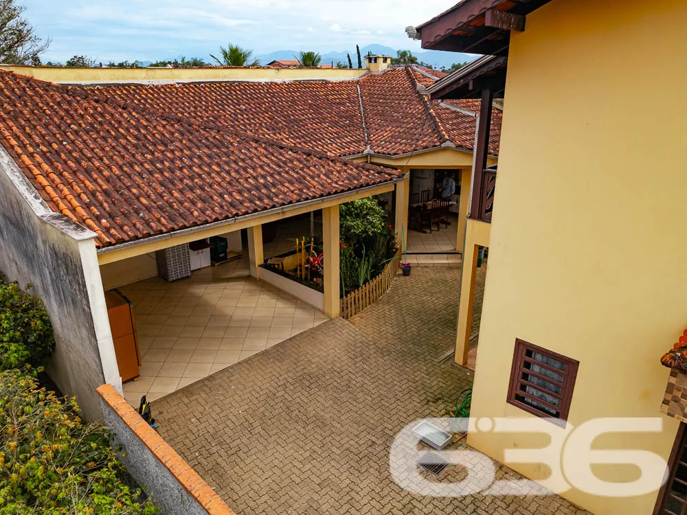 AMPLO IMÓVEL NO BAIRRO MORRO DO MEIO - INVISTA AQU