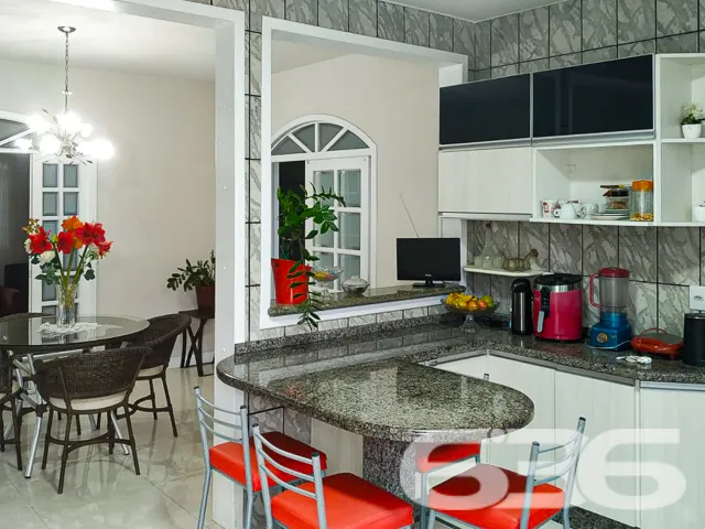 BELO SOBRADO COM SUÍTE + 2 QUARTOS NO BAIRRO FÁTIM