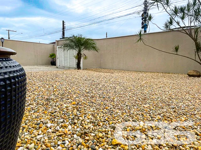 EXCELENTE IMÓVEL COM SUÍTE MASTER NO BAIRRO IRIRIÚ