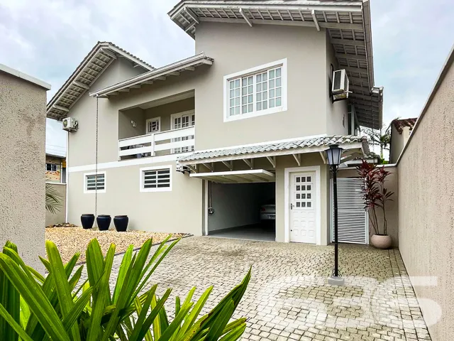 EXCELENTE IMÓVEL COM SUÍTE MASTER NO BAIRRO IRIRIÚ