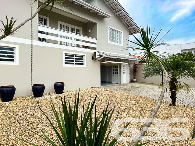 EXCELENTE IMÓVEL COM SUÍTE MASTER NO BAIRRO IRIRIÚ