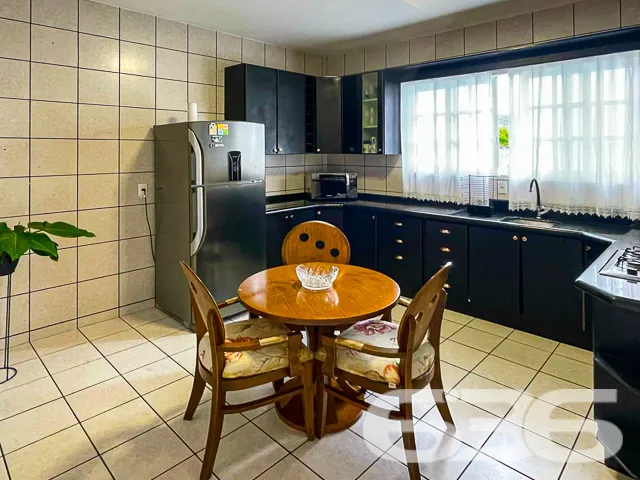 EXCELENTE IMÓVEL COM SUÍTE MASTER NO BAIRRO IRIRIÚ