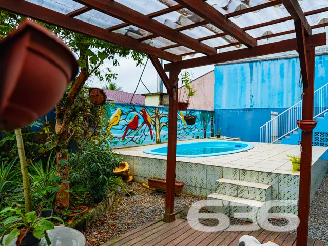 Ampla residência térrea no bairro Costa e Silva, J