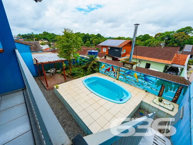 Ampla residência térrea no bairro Costa e Silva, J