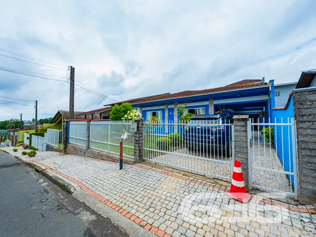 Ampla residência térrea no bairro Costa e Silva, J