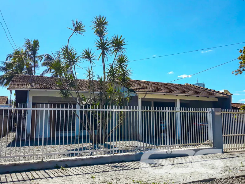 Oportunidade Única em Joinville: Residência Térrea