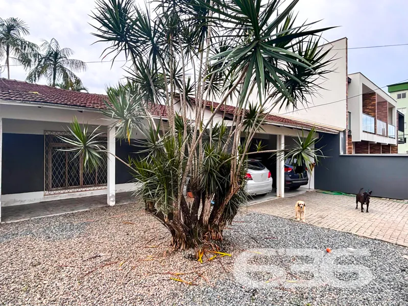 Oportunidade Única em Joinville: Residência Térrea