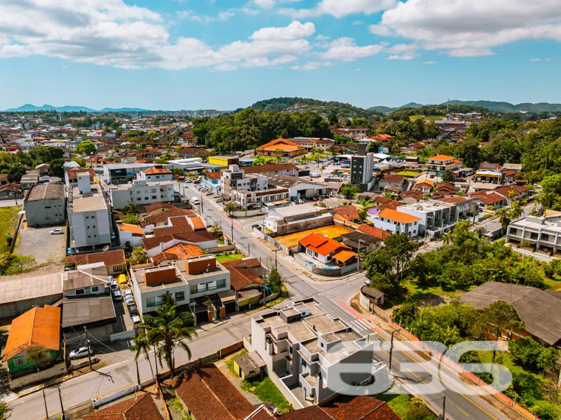 MagnĂfica Oportunidade em Joinville: Sobrado de Al