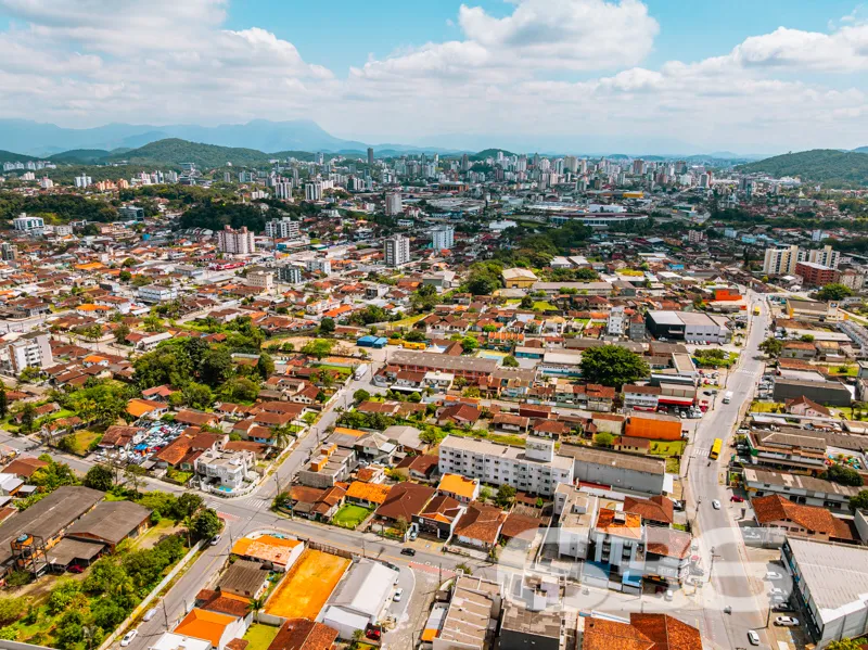 MagnĂfica Oportunidade em Joinville: Sobrado de Al