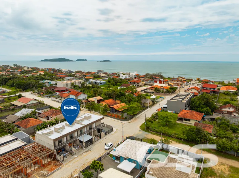 Apresentamos este sobrado geminado localizado no b