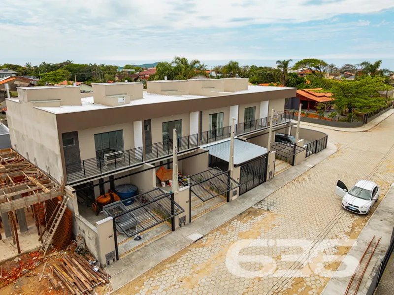 Apresentamos este sobrado geminado localizado no b