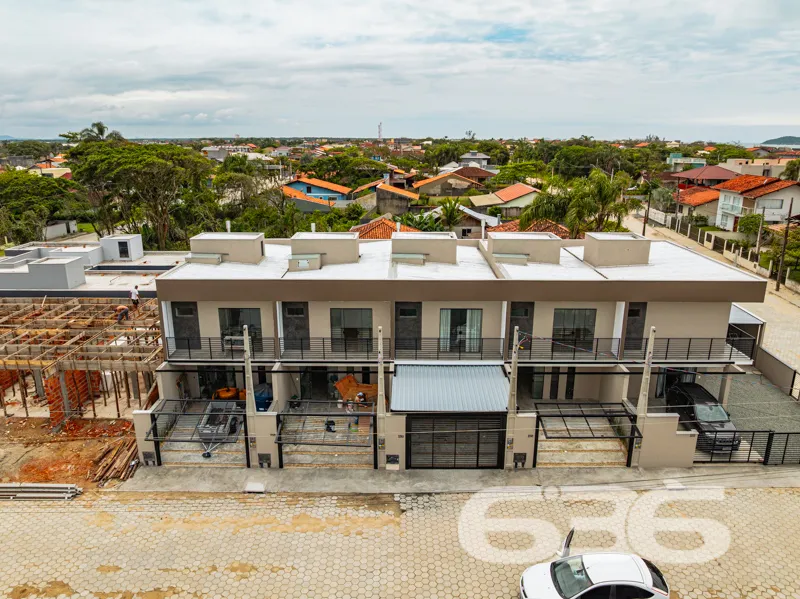 Apresentamos este sobrado geminado localizado no b