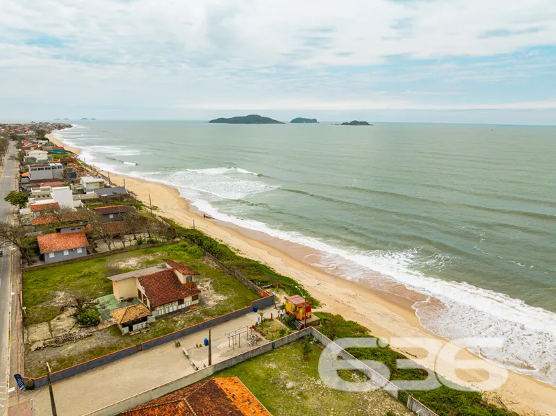 Apresentamos este sobrado geminado localizado no b