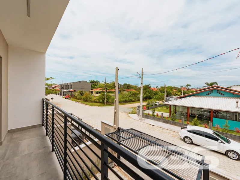 Apresentamos este sobrado geminado localizado no b