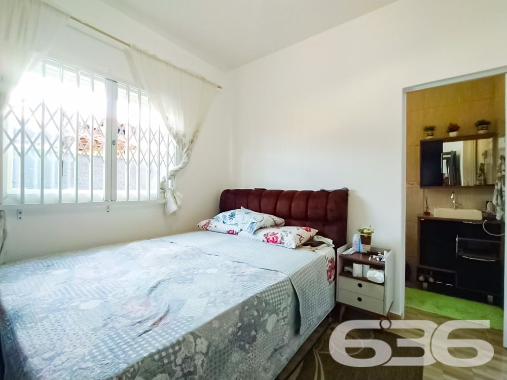 IMÓVEL COM PISCINA E ÁREA DE FESTAS PRÓXIMA AO MAR

Se você está procurando uma casa incrível e sofisticada em Balneário Barra do Sul, esta é a sua chance! Apenas a 250 metros do mar, esta casa é perfeita para quem deseja viver com conforto, estilo e estar próximo da praia.

Com ótima pintura e acabamentos de alta qualidade, esta casa é uma verdadeira joia. São 3 dormitórios, sendo uma suíte, que proporciona a privacidade e o conforto que você merece. As duas cozinhas, totalmente bem arquitetadas, são ideais para preparar refeições deliciosas em família e receber os amigos com muita comodidade.

A sala de estar e a sala de jantar são espaçosas e bem iluminadas, tornando-se o lugar perfeito para relaxar e desfrutar de bons momentos. Além disso, o jardim de inverno adiciona um charme a mais à casa, criando um ambiente acolhedor e agradável.

Nos fundos, a edícula com banheiro e churrasqueira é ideal para fazer festas e reuniões, e ainda há um quarto adicional para acomodar visitantes ou para uso como escritório. A piscina com cascata e deck é perfeita para os dias mais quentes, proporcionando momentos de lazer e descontração.

A casa também conta com área de serviço, portão eletrônico de alumínio, muros altos e jardim à frente do imóvel. Além disso, o canil garante a segurança e o bem-estar do seu animal de estimação.

Não perca a chance de adquirir esta casa espetacular e desfrutar de momentos incríveis em Balneário Barra do Sul! Agende já a sua visita.

Fale conosco e saiba mais:
WhatsApp: (47) 99199-0636

Imobiliária 636.