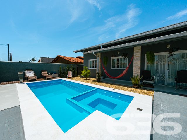 IMÓVEL COM PISCINA E ÁREA DE FESTAS PRÓXIMA AO MAR

Se você está procurando uma casa incrível e sofisticada em Balneário Barra do Sul, esta é a sua chance! Apenas a 250 metros do mar, esta casa é perfeita para quem deseja viver com conforto, estilo e estar próximo da praia.

Com ótima pintura e acabamentos de alta qualidade, esta casa é uma verdadeira joia. São 3 dormitórios, sendo uma suíte, que proporciona a privacidade e o conforto que você merece. As duas cozinhas, totalmente bem arquitetadas, são ideais para preparar refeições deliciosas em família e receber os amigos com muita comodidade.

A sala de estar e a sala de jantar são espaçosas e bem iluminadas, tornando-se o lugar perfeito para relaxar e desfrutar de bons momentos. Além disso, o jardim de inverno adiciona um charme a mais à casa, criando um ambiente acolhedor e agradável.

Nos fundos, a edícula com banheiro e churrasqueira é ideal para fazer festas e reuniões, e ainda há um quarto adicional para acomodar visitantes ou para uso como escritório. A piscina com cascata e deck é perfeita para os dias mais quentes, proporcionando momentos de lazer e descontração.

A casa também conta com área de serviço, portão eletrônico de alumínio, muros altos e jardim à frente do imóvel. Além disso, o canil garante a segurança e o bem-estar do seu animal de estimação.

Não perca a chance de adquirir esta casa espetacular e desfrutar de momentos incríveis em Balneário Barra do Sul! Agende já a sua visita.

Fale conosco e saiba mais:
WhatsApp: (47) 99199-0636

Imobiliária 636.
