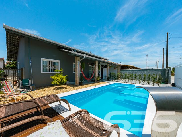 IMÓVEL COM PISCINA E ÁREA DE FESTAS PRÓXIMA AO MAR

Se você está procurando uma casa incrível e sofisticada em Balneário Barra do Sul, esta é a sua chance! Apenas a 250 metros do mar, esta casa é perfeita para quem deseja viver com conforto, estilo e estar próximo da praia.

Com ótima pintura e acabamentos de alta qualidade, esta casa é uma verdadeira joia. São 3 dormitórios, sendo uma suíte, que proporciona a privacidade e o conforto que você merece. As duas cozinhas, totalmente bem arquitetadas, são ideais para preparar refeições deliciosas em família e receber os amigos com muita comodidade.

A sala de estar e a sala de jantar são espaçosas e bem iluminadas, tornando-se o lugar perfeito para relaxar e desfrutar de bons momentos. Além disso, o jardim de inverno adiciona um charme a mais à casa, criando um ambiente acolhedor e agradável.

Nos fundos, a edícula com banheiro e churrasqueira é ideal para fazer festas e reuniões, e ainda há um quarto adicional para acomodar visitantes ou para uso como escritório. A piscina com cascata e deck é perfeita para os dias mais quentes, proporcionando momentos de lazer e descontração.

A casa também conta com área de serviço, portão eletrônico de alumínio, muros altos e jardim à frente do imóvel. Além disso, o canil garante a segurança e o bem-estar do seu animal de estimação.

Não perca a chance de adquirir esta casa espetacular e desfrutar de momentos incríveis em Balneário Barra do Sul! Agende já a sua visita.

Fale conosco e saiba mais:
WhatsApp: (47) 99199-0636

Imobiliária 636.