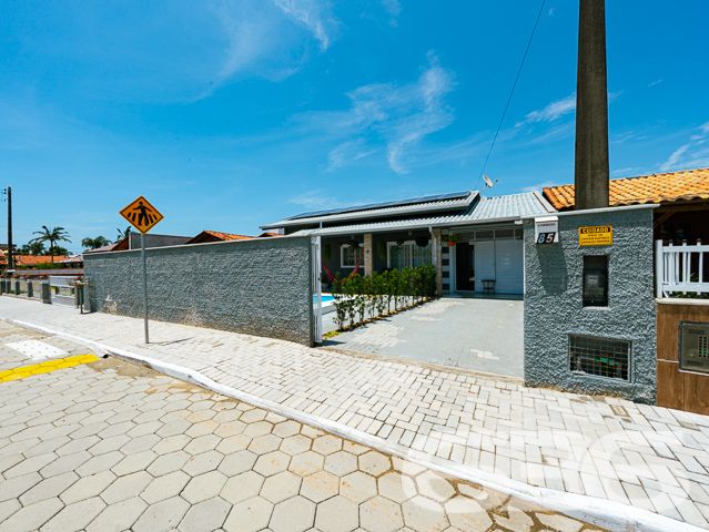 IMÓVEL COM PISCINA E ÁREA DE FESTAS PRÓXIMA AO MAR

Se você está procurando uma casa incrível e sofisticada em Balneário Barra do Sul, esta é a sua chance! Apenas a 250 metros do mar, esta casa é perfeita para quem deseja viver com conforto, estilo e estar próximo da praia.

Com ótima pintura e acabamentos de alta qualidade, esta casa é uma verdadeira joia. São 3 dormitórios, sendo uma suíte, que proporciona a privacidade e o conforto que você merece. As duas cozinhas, totalmente bem arquitetadas, são ideais para preparar refeições deliciosas em família e receber os amigos com muita comodidade.

A sala de estar e a sala de jantar são espaçosas e bem iluminadas, tornando-se o lugar perfeito para relaxar e desfrutar de bons momentos. Além disso, o jardim de inverno adiciona um charme a mais à casa, criando um ambiente acolhedor e agradável.

Nos fundos, a edícula com banheiro e churrasqueira é ideal para fazer festas e reuniões, e ainda há um quarto adicional para acomodar visitantes ou para uso como escritório. A piscina com cascata e deck é perfeita para os dias mais quentes, proporcionando momentos de lazer e descontração.

A casa também conta com área de serviço, portão eletrônico de alumínio, muros altos e jardim à frente do imóvel. Além disso, o canil garante a segurança e o bem-estar do seu animal de estimação.

Não perca a chance de adquirir esta casa espetacular e desfrutar de momentos incríveis em Balneário Barra do Sul! Agende já a sua visita.

Fale conosco e saiba mais:
WhatsApp: (47) 99199-0636

Imobiliária 636.