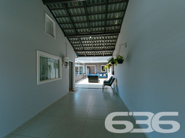 IMÓVEL COM PISCINA E ÁREA DE FESTAS PRÓXIMA AO MAR

Se você está procurando uma casa incrível e sofisticada em Balneário Barra do Sul, esta é a sua chance! Apenas a 250 metros do mar, esta casa é perfeita para quem deseja viver com conforto, estilo e estar próximo da praia.

Com ótima pintura e acabamentos de alta qualidade, esta casa é uma verdadeira joia. São 3 dormitórios, sendo uma suíte, que proporciona a privacidade e o conforto que você merece. As duas cozinhas, totalmente bem arquitetadas, são ideais para preparar refeições deliciosas em família e receber os amigos com muita comodidade.

A sala de estar e a sala de jantar são espaçosas e bem iluminadas, tornando-se o lugar perfeito para relaxar e desfrutar de bons momentos. Além disso, o jardim de inverno adiciona um charme a mais à casa, criando um ambiente acolhedor e agradável.

Nos fundos, a edícula com banheiro e churrasqueira é ideal para fazer festas e reuniões, e ainda há um quarto adicional para acomodar visitantes ou para uso como escritório. A piscina com cascata e deck é perfeita para os dias mais quentes, proporcionando momentos de lazer e descontração.

A casa também conta com área de serviço, portão eletrônico de alumínio, muros altos e jardim à frente do imóvel. Além disso, o canil garante a segurança e o bem-estar do seu animal de estimação.

Não perca a chance de adquirir esta casa espetacular e desfrutar de momentos incríveis em Balneário Barra do Sul! Agende já a sua visita.

Fale conosco e saiba mais:
WhatsApp: (47) 99199-0636

Imobiliária 636.