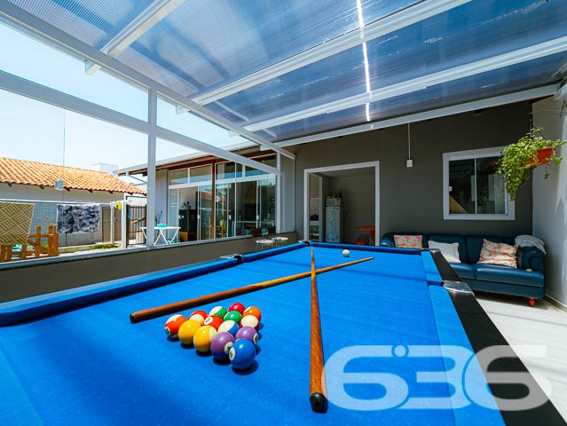 IMÓVEL COM PISCINA E ÁREA DE FESTAS PRÓXIMA AO MAR

Se você está procurando uma casa incrível e sofisticada em Balneário Barra do Sul, esta é a sua chance! Apenas a 250 metros do mar, esta casa é perfeita para quem deseja viver com conforto, estilo e estar próximo da praia.

Com ótima pintura e acabamentos de alta qualidade, esta casa é uma verdadeira joia. São 3 dormitórios, sendo uma suíte, que proporciona a privacidade e o conforto que você merece. As duas cozinhas, totalmente bem arquitetadas, são ideais para preparar refeições deliciosas em família e receber os amigos com muita comodidade.

A sala de estar e a sala de jantar são espaçosas e bem iluminadas, tornando-se o lugar perfeito para relaxar e desfrutar de bons momentos. Além disso, o jardim de inverno adiciona um charme a mais à casa, criando um ambiente acolhedor e agradável.

Nos fundos, a edícula com banheiro e churrasqueira é ideal para fazer festas e reuniões, e ainda há um quarto adicional para acomodar visitantes ou para uso como escritório. A piscina com cascata e deck é perfeita para os dias mais quentes, proporcionando momentos de lazer e descontração.

A casa também conta com área de serviço, portão eletrônico de alumínio, muros altos e jardim à frente do imóvel. Além disso, o canil garante a segurança e o bem-estar do seu animal de estimação.

Não perca a chance de adquirir esta casa espetacular e desfrutar de momentos incríveis em Balneário Barra do Sul! Agende já a sua visita.

Fale conosco e saiba mais:
WhatsApp: (47) 99199-0636

Imobiliária 636.