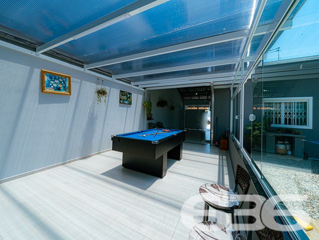 IMÓVEL COM PISCINA E ÁREA DE FESTAS PRÓXIMA AO MAR

Se você está procurando uma casa incrível e sofisticada em Balneário Barra do Sul, esta é a sua chance! Apenas a 250 metros do mar, esta casa é perfeita para quem deseja viver com conforto, estilo e estar próximo da praia.

Com ótima pintura e acabamentos de alta qualidade, esta casa é uma verdadeira joia. São 3 dormitórios, sendo uma suíte, que proporciona a privacidade e o conforto que você merece. As duas cozinhas, totalmente bem arquitetadas, são ideais para preparar refeições deliciosas em família e receber os amigos com muita comodidade.

A sala de estar e a sala de jantar são espaçosas e bem iluminadas, tornando-se o lugar perfeito para relaxar e desfrutar de bons momentos. Além disso, o jardim de inverno adiciona um charme a mais à casa, criando um ambiente acolhedor e agradável.

Nos fundos, a edícula com banheiro e churrasqueira é ideal para fazer festas e reuniões, e ainda há um quarto adicional para acomodar visitantes ou para uso como escritório. A piscina com cascata e deck é perfeita para os dias mais quentes, proporcionando momentos de lazer e descontração.

A casa também conta com área de serviço, portão eletrônico de alumínio, muros altos e jardim à frente do imóvel. Além disso, o canil garante a segurança e o bem-estar do seu animal de estimação.

Não perca a chance de adquirir esta casa espetacular e desfrutar de momentos incríveis em Balneário Barra do Sul! Agende já a sua visita.

Fale conosco e saiba mais:
WhatsApp: (47) 99199-0636

Imobiliária 636.