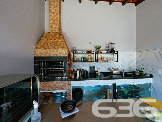 IMÓVEL COM PISCINA E ÁREA DE FESTAS PRÓXIMA AO MAR

Se você está procurando uma casa incrível e sofisticada em Balneário Barra do Sul, esta é a sua chance! Apenas a 250 metros do mar, esta casa é perfeita para quem deseja viver com conforto, estilo e estar próximo da praia.

Com ótima pintura e acabamentos de alta qualidade, esta casa é uma verdadeira joia. São 3 dormitórios, sendo uma suíte, que proporciona a privacidade e o conforto que você merece. As duas cozinhas, totalmente bem arquitetadas, são ideais para preparar refeições deliciosas em família e receber os amigos com muita comodidade.

A sala de estar e a sala de jantar são espaçosas e bem iluminadas, tornando-se o lugar perfeito para relaxar e desfrutar de bons momentos. Além disso, o jardim de inverno adiciona um charme a mais à casa, criando um ambiente acolhedor e agradável.

Nos fundos, a edícula com banheiro e churrasqueira é ideal para fazer festas e reuniões, e ainda há um quarto adicional para acomodar visitantes ou para uso como escritório. A piscina com cascata e deck é perfeita para os dias mais quentes, proporcionando momentos de lazer e descontração.

A casa também conta com área de serviço, portão eletrônico de alumínio, muros altos e jardim à frente do imóvel. Além disso, o canil garante a segurança e o bem-estar do seu animal de estimação.

Não perca a chance de adquirir esta casa espetacular e desfrutar de momentos incríveis em Balneário Barra do Sul! Agende já a sua visita.

Fale conosco e saiba mais:
WhatsApp: (47) 99199-0636

Imobiliária 636.