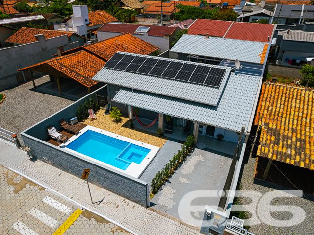 IMÓVEL COM PISCINA E ÁREA DE FESTAS PRÓXIMA AO MAR

Se você está procurando uma casa incrível e sofisticada em Balneário Barra do Sul, esta é a sua chance! Apenas a 250 metros do mar, esta casa é perfeita para quem deseja viver com conforto, estilo e estar próximo da praia.

Com ótima pintura e acabamentos de alta qualidade, esta casa é uma verdadeira joia. São 3 dormitórios, sendo uma suíte, que proporciona a privacidade e o conforto que você merece. As duas cozinhas, totalmente bem arquitetadas, são ideais para preparar refeições deliciosas em família e receber os amigos com muita comodidade.

A sala de estar e a sala de jantar são espaçosas e bem iluminadas, tornando-se o lugar perfeito para relaxar e desfrutar de bons momentos. Além disso, o jardim de inverno adiciona um charme a mais à casa, criando um ambiente acolhedor e agradável.

Nos fundos, a edícula com banheiro e churrasqueira é ideal para fazer festas e reuniões, e ainda há um quarto adicional para acomodar visitantes ou para uso como escritório. A piscina com cascata e deck é perfeita para os dias mais quentes, proporcionando momentos de lazer e descontração.

A casa também conta com área de serviço, portão eletrônico de alumínio, muros altos e jardim à frente do imóvel. Além disso, o canil garante a segurança e o bem-estar do seu animal de estimação.

Não perca a chance de adquirir esta casa espetacular e desfrutar de momentos incríveis em Balneário Barra do Sul! Agende já a sua visita.

Fale conosco e saiba mais:
WhatsApp: (47) 99199-0636

Imobiliária 636.