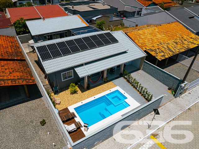 IMÓVEL COM PISCINA E ÁREA DE FESTAS PRÓXIMA AO MAR

Se você está procurando uma casa incrível e sofisticada em Balneário Barra do Sul, esta é a sua chance! Apenas a 250 metros do mar, esta casa é perfeita para quem deseja viver com conforto, estilo e estar próximo da praia.

Com ótima pintura e acabamentos de alta qualidade, esta casa é uma verdadeira joia. São 3 dormitórios, sendo uma suíte, que proporciona a privacidade e o conforto que você merece. As duas cozinhas, totalmente bem arquitetadas, são ideais para preparar refeições deliciosas em família e receber os amigos com muita comodidade.

A sala de estar e a sala de jantar são espaçosas e bem iluminadas, tornando-se o lugar perfeito para relaxar e desfrutar de bons momentos. Além disso, o jardim de inverno adiciona um charme a mais à casa, criando um ambiente acolhedor e agradável.

Nos fundos, a edícula com banheiro e churrasqueira é ideal para fazer festas e reuniões, e ainda há um quarto adicional para acomodar visitantes ou para uso como escritório. A piscina com cascata e deck é perfeita para os dias mais quentes, proporcionando momentos de lazer e descontração.

A casa também conta com área de serviço, portão eletrônico de alumínio, muros altos e jardim à frente do imóvel. Além disso, o canil garante a segurança e o bem-estar do seu animal de estimação.

Não perca a chance de adquirir esta casa espetacular e desfrutar de momentos incríveis em Balneário Barra do Sul! Agende já a sua visita.

Fale conosco e saiba mais:
WhatsApp: (47) 99199-0636

Imobiliária 636.