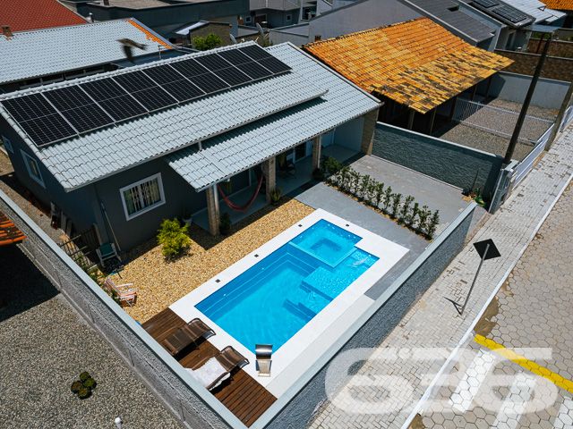 IMÓVEL COM PISCINA E ÁREA DE FESTAS PRÓXIMA AO MAR

Se você está procurando uma casa incrível e sofisticada em Balneário Barra do Sul, esta é a sua chance! Apenas a 250 metros do mar, esta casa é perfeita para quem deseja viver com conforto, estilo e estar próximo da praia.

Com ótima pintura e acabamentos de alta qualidade, esta casa é uma verdadeira joia. São 3 dormitórios, sendo uma suíte, que proporciona a privacidade e o conforto que você merece. As duas cozinhas, totalmente bem arquitetadas, são ideais para preparar refeições deliciosas em família e receber os amigos com muita comodidade.

A sala de estar e a sala de jantar são espaçosas e bem iluminadas, tornando-se o lugar perfeito para relaxar e desfrutar de bons momentos. Além disso, o jardim de inverno adiciona um charme a mais à casa, criando um ambiente acolhedor e agradável.

Nos fundos, a edícula com banheiro e churrasqueira é ideal para fazer festas e reuniões, e ainda há um quarto adicional para acomodar visitantes ou para uso como escritório. A piscina com cascata e deck é perfeita para os dias mais quentes, proporcionando momentos de lazer e descontração.

A casa também conta com área de serviço, portão eletrônico de alumínio, muros altos e jardim à frente do imóvel. Além disso, o canil garante a segurança e o bem-estar do seu animal de estimação.

Não perca a chance de adquirir esta casa espetacular e desfrutar de momentos incríveis em Balneário Barra do Sul! Agende já a sua visita.

Fale conosco e saiba mais:
WhatsApp: (47) 99199-0636

Imobiliária 636.