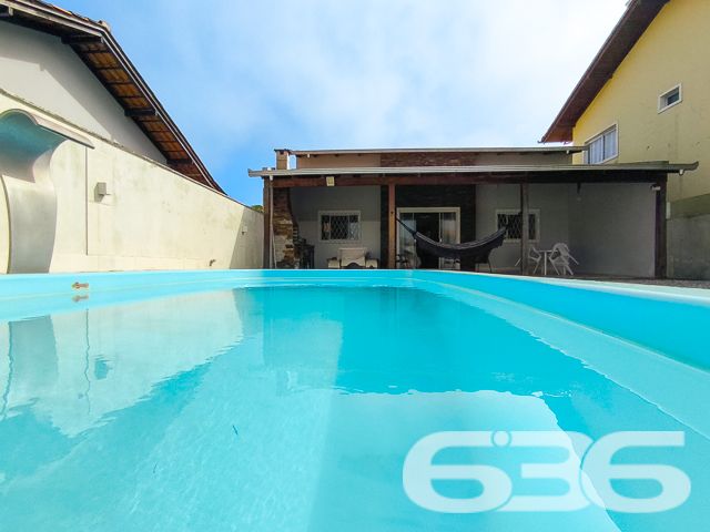 Apresentamos uma oportunidade excepcional para quem deseja morar a poucos passos do mar e desfrutar da tranquilidade em um imóvel de alta qualidade. Localizada no desejado bairro de Salinas, em Balneário Barra do Sul, esta residência oferece tudo que você precisa para viver com conforto e praticidade.
Características do Imóvel:

Tipo: Residência Padrão Térrea
Área Construída: 125 m²

Internamente, o imóvel se destaca pelos seus espaços bem distribuídos, uma suíte e dois dormitórios acolhedores, todos beneficiados por uma iluminação natural abundante e ventilação cruzada que proporciona um ambiente sempre fresco e convidativo. As áreas sociais são compostas por uma ampla sala de estar e jantar integradas à cozinha moderna e funcional, equipada com armários planejados de excelente qualidade.

Externamente, a propriedade oferece um generoso espaço de lazer com jardim bem cuidado e uma convidativa área de festas com churrasqueira, ideal para receber amigos e familiares em momentos especiais. A piscina ao ar livre garante o refresco nos dias quentes de verão, enquanto a varanda coberta é perfeita para relaxar em uma rede à sombra.

Segurança e Privacidade: Com muros altos ao redor de toda a propriedade, a sua privacidade e segurança são garantidas. Além disso, a estrutura já existente oferece a possibilidade de construir um segundo piso, aumentando ainda mais o potencial deste imóvel.

Localização: Situada no bairro Salinas, esta residência não apenas proporciona um acesso rápido à praia, mas também está cercada por uma natureza exuberante, oferecendo um estilo de vida tranquilo e distante do caos urbano.

Esta casa é perfeita para quem busca:

Proximidade com a praia: Viver a poucos passos do mar, com acesso fácil e rápido à praia.
Espaço e conforto: Uma residência com todas as comodidades modernas, espaços bem planejados e área de lazer completa.
Potencial de expansão: Opção de adicionar um segundo piso, ideal para famílias que planejam crescer.
Venha conhecer esta maravilhosa casa que oferece não apenas um lugar para morar, mas um verdadeiro lar para criar memórias preciosas ao lado de quem você ama. Agende sua visita hoje mesmo e descubra como é viver o sonho de estar tão perto do mar!
 
636 NEGÓCIOS IMOBILIÁRIOS: A SUA MELHOR ESCOLHA
Com mais de 30 anos de experiência, a 636 Negócios Imobiliários é sua parceira ideal para encontrar o imóvel perfeito. Estamos prontos para ajudá-lo a fazer deste imóvel o seu novo lar.
 
Telefone: (47) 3451-0636
WhatsApp: (47) 99190-0636
 
Não perca esta oportunidade única. Visite nosso site para mais informações: i636.com.br