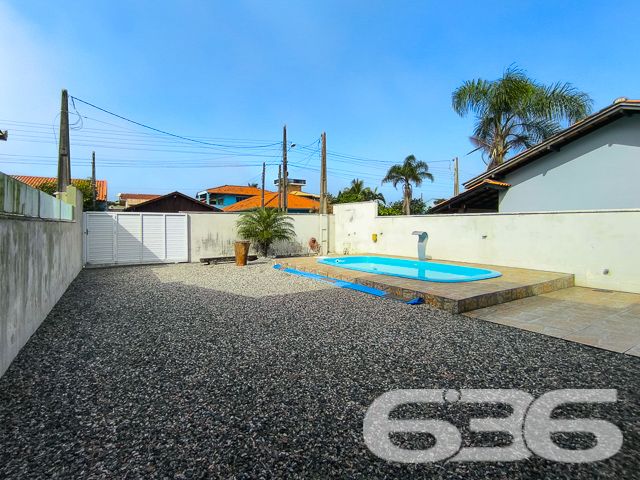 Apresentamos uma oportunidade excepcional para quem deseja morar a poucos passos do mar e desfrutar da tranquilidade em um imóvel de alta qualidade. Localizada no desejado bairro de Salinas, em Balneário Barra do Sul, esta residência oferece tudo que você precisa para viver com conforto e praticidade.
Características do Imóvel:

Tipo: Residência Padrão Térrea
Área Construída: 125 m²

Internamente, o imóvel se destaca pelos seus espaços bem distribuídos, uma suíte e dois dormitórios acolhedores, todos beneficiados por uma iluminação natural abundante e ventilação cruzada que proporciona um ambiente sempre fresco e convidativo. As áreas sociais são compostas por uma ampla sala de estar e jantar integradas à cozinha moderna e funcional, equipada com armários planejados de excelente qualidade.

Externamente, a propriedade oferece um generoso espaço de lazer com jardim bem cuidado e uma convidativa área de festas com churrasqueira, ideal para receber amigos e familiares em momentos especiais. A piscina ao ar livre garante o refresco nos dias quentes de verão, enquanto a varanda coberta é perfeita para relaxar em uma rede à sombra.

Segurança e Privacidade: Com muros altos ao redor de toda a propriedade, a sua privacidade e segurança são garantidas. Além disso, a estrutura já existente oferece a possibilidade de construir um segundo piso, aumentando ainda mais o potencial deste imóvel.

Localização: Situada no bairro Salinas, esta residência não apenas proporciona um acesso rápido à praia, mas também está cercada por uma natureza exuberante, oferecendo um estilo de vida tranquilo e distante do caos urbano.

Esta casa é perfeita para quem busca:

Proximidade com a praia: Viver a poucos passos do mar, com acesso fácil e rápido à praia.
Espaço e conforto: Uma residência com todas as comodidades modernas, espaços bem planejados e área de lazer completa.
Potencial de expansão: Opção de adicionar um segundo piso, ideal para famílias que planejam crescer.
Venha conhecer esta maravilhosa casa que oferece não apenas um lugar para morar, mas um verdadeiro lar para criar memórias preciosas ao lado de quem você ama. Agende sua visita hoje mesmo e descubra como é viver o sonho de estar tão perto do mar!
 
636 NEGÓCIOS IMOBILIÁRIOS: A SUA MELHOR ESCOLHA
Com mais de 30 anos de experiência, a 636 Negócios Imobiliários é sua parceira ideal para encontrar o imóvel perfeito. Estamos prontos para ajudá-lo a fazer deste imóvel o seu novo lar.
 
Telefone: (47) 3451-0636
WhatsApp: (47) 99190-0636
 
Não perca esta oportunidade única. Visite nosso site para mais informações: i636.com.br