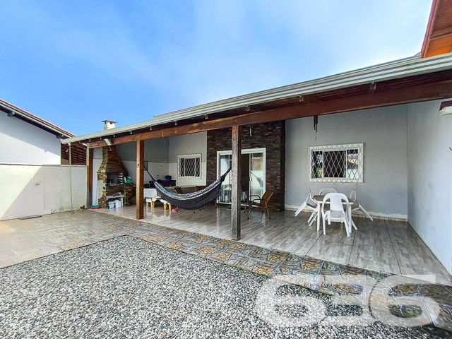 Apresentamos uma oportunidade excepcional para quem deseja morar a poucos passos do mar e desfrutar da tranquilidade em um imóvel de alta qualidade. Localizada no desejado bairro de Salinas, em Balneário Barra do Sul, esta residência oferece tudo que você precisa para viver com conforto e praticidade.
Características do Imóvel:

Tipo: Residência Padrão Térrea
Área Construída: 125 m²

Internamente, o imóvel se destaca pelos seus espaços bem distribuídos, uma suíte e dois dormitórios acolhedores, todos beneficiados por uma iluminação natural abundante e ventilação cruzada que proporciona um ambiente sempre fresco e convidativo. As áreas sociais são compostas por uma ampla sala de estar e jantar integradas à cozinha moderna e funcional, equipada com armários planejados de excelente qualidade.

Externamente, a propriedade oferece um generoso espaço de lazer com jardim bem cuidado e uma convidativa área de festas com churrasqueira, ideal para receber amigos e familiares em momentos especiais. A piscina ao ar livre garante o refresco nos dias quentes de verão, enquanto a varanda coberta é perfeita para relaxar em uma rede à sombra.

Segurança e Privacidade: Com muros altos ao redor de toda a propriedade, a sua privacidade e segurança são garantidas. Além disso, a estrutura já existente oferece a possibilidade de construir um segundo piso, aumentando ainda mais o potencial deste imóvel.

Localização: Situada no bairro Salinas, esta residência não apenas proporciona um acesso rápido à praia, mas também está cercada por uma natureza exuberante, oferecendo um estilo de vida tranquilo e distante do caos urbano.

Esta casa é perfeita para quem busca:

Proximidade com a praia: Viver a poucos passos do mar, com acesso fácil e rápido à praia.
Espaço e conforto: Uma residência com todas as comodidades modernas, espaços bem planejados e área de lazer completa.
Potencial de expansão: Opção de adicionar um segundo piso, ideal para famílias que planejam crescer.
Venha conhecer esta maravilhosa casa que oferece não apenas um lugar para morar, mas um verdadeiro lar para criar memórias preciosas ao lado de quem você ama. Agende sua visita hoje mesmo e descubra como é viver o sonho de estar tão perto do mar!
 
636 NEGÓCIOS IMOBILIÁRIOS: A SUA MELHOR ESCOLHA
Com mais de 30 anos de experiência, a 636 Negócios Imobiliários é sua parceira ideal para encontrar o imóvel perfeito. Estamos prontos para ajudá-lo a fazer deste imóvel o seu novo lar.
 
Telefone: (47) 3451-0636
WhatsApp: (47) 99190-0636
 
Não perca esta oportunidade única. Visite nosso site para mais informações: i636.com.br