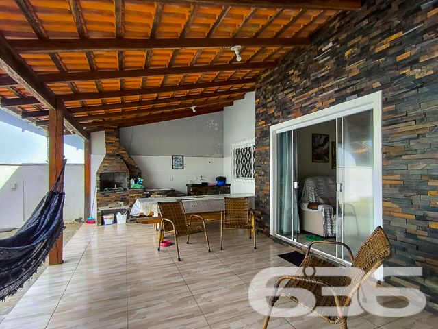 Apresentamos uma oportunidade excepcional para quem deseja morar a poucos passos do mar e desfrutar da tranquilidade em um imóvel de alta qualidade. Localizada no desejado bairro de Salinas, em Balneário Barra do Sul, esta residência oferece tudo que você precisa para viver com conforto e praticidade.
Características do Imóvel:

Tipo: Residência Padrão Térrea
Área Construída: 125 m²

Internamente, o imóvel se destaca pelos seus espaços bem distribuídos, uma suíte e dois dormitórios acolhedores, todos beneficiados por uma iluminação natural abundante e ventilação cruzada que proporciona um ambiente sempre fresco e convidativo. As áreas sociais são compostas por uma ampla sala de estar e jantar integradas à cozinha moderna e funcional, equipada com armários planejados de excelente qualidade.

Externamente, a propriedade oferece um generoso espaço de lazer com jardim bem cuidado e uma convidativa área de festas com churrasqueira, ideal para receber amigos e familiares em momentos especiais. A piscina ao ar livre garante o refresco nos dias quentes de verão, enquanto a varanda coberta é perfeita para relaxar em uma rede à sombra.

Segurança e Privacidade: Com muros altos ao redor de toda a propriedade, a sua privacidade e segurança são garantidas. Além disso, a estrutura já existente oferece a possibilidade de construir um segundo piso, aumentando ainda mais o potencial deste imóvel.

Localização: Situada no bairro Salinas, esta residência não apenas proporciona um acesso rápido à praia, mas também está cercada por uma natureza exuberante, oferecendo um estilo de vida tranquilo e distante do caos urbano.

Esta casa é perfeita para quem busca:

Proximidade com a praia: Viver a poucos passos do mar, com acesso fácil e rápido à praia.
Espaço e conforto: Uma residência com todas as comodidades modernas, espaços bem planejados e área de lazer completa.
Potencial de expansão: Opção de adicionar um segundo piso, ideal para famílias que planejam crescer.
Venha conhecer esta maravilhosa casa que oferece não apenas um lugar para morar, mas um verdadeiro lar para criar memórias preciosas ao lado de quem você ama. Agende sua visita hoje mesmo e descubra como é viver o sonho de estar tão perto do mar!
 
636 NEGÓCIOS IMOBILIÁRIOS: A SUA MELHOR ESCOLHA
Com mais de 30 anos de experiência, a 636 Negócios Imobiliários é sua parceira ideal para encontrar o imóvel perfeito. Estamos prontos para ajudá-lo a fazer deste imóvel o seu novo lar.
 
Telefone: (47) 3451-0636
WhatsApp: (47) 99190-0636
 
Não perca esta oportunidade única. Visite nosso site para mais informações: i636.com.br