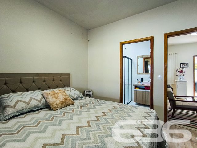 Apresentamos uma oportunidade excepcional para quem deseja morar a poucos passos do mar e desfrutar da tranquilidade em um imóvel de alta qualidade. Localizada no desejado bairro de Salinas, em Balneário Barra do Sul, esta residência oferece tudo que você precisa para viver com conforto e praticidade.
Características do Imóvel:

Tipo: Residência Padrão Térrea
Área Construída: 125 m²

Internamente, o imóvel se destaca pelos seus espaços bem distribuídos, uma suíte e dois dormitórios acolhedores, todos beneficiados por uma iluminação natural abundante e ventilação cruzada que proporciona um ambiente sempre fresco e convidativo. As áreas sociais são compostas por uma ampla sala de estar e jantar integradas à cozinha moderna e funcional, equipada com armários planejados de excelente qualidade.

Externamente, a propriedade oferece um generoso espaço de lazer com jardim bem cuidado e uma convidativa área de festas com churrasqueira, ideal para receber amigos e familiares em momentos especiais. A piscina ao ar livre garante o refresco nos dias quentes de verão, enquanto a varanda coberta é perfeita para relaxar em uma rede à sombra.

Segurança e Privacidade: Com muros altos ao redor de toda a propriedade, a sua privacidade e segurança são garantidas. Além disso, a estrutura já existente oferece a possibilidade de construir um segundo piso, aumentando ainda mais o potencial deste imóvel.

Localização: Situada no bairro Salinas, esta residência não apenas proporciona um acesso rápido à praia, mas também está cercada por uma natureza exuberante, oferecendo um estilo de vida tranquilo e distante do caos urbano.

Esta casa é perfeita para quem busca:

Proximidade com a praia: Viver a poucos passos do mar, com acesso fácil e rápido à praia.
Espaço e conforto: Uma residência com todas as comodidades modernas, espaços bem planejados e área de lazer completa.
Potencial de expansão: Opção de adicionar um segundo piso, ideal para famílias que planejam crescer.
Venha conhecer esta maravilhosa casa que oferece não apenas um lugar para morar, mas um verdadeiro lar para criar memórias preciosas ao lado de quem você ama. Agende sua visita hoje mesmo e descubra como é viver o sonho de estar tão perto do mar!
 
636 NEGÓCIOS IMOBILIÁRIOS: A SUA MELHOR ESCOLHA
Com mais de 30 anos de experiência, a 636 Negócios Imobiliários é sua parceira ideal para encontrar o imóvel perfeito. Estamos prontos para ajudá-lo a fazer deste imóvel o seu novo lar.
 
Telefone: (47) 3451-0636
WhatsApp: (47) 99190-0636
 
Não perca esta oportunidade única. Visite nosso site para mais informações: i636.com.br