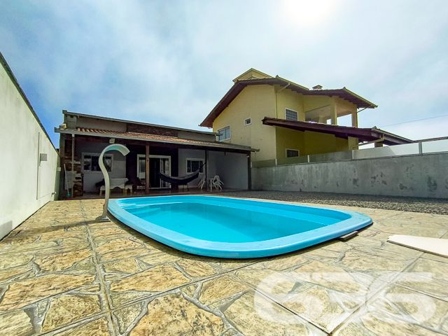 Apresentamos uma oportunidade excepcional para quem deseja morar a poucos passos do mar e desfrutar da tranquilidade em um imóvel de alta qualidade. Localizada no desejado bairro de Salinas, em Balneário Barra do Sul, esta residência oferece tudo que você precisa para viver com conforto e praticidade.
Características do Imóvel:

Tipo: Residência Padrão Térrea
Área Construída: 125 m²

Internamente, o imóvel se destaca pelos seus espaços bem distribuídos, uma suíte e dois dormitórios acolhedores, todos beneficiados por uma iluminação natural abundante e ventilação cruzada que proporciona um ambiente sempre fresco e convidativo. As áreas sociais são compostas por uma ampla sala de estar e jantar integradas à cozinha moderna e funcional, equipada com armários planejados de excelente qualidade.

Externamente, a propriedade oferece um generoso espaço de lazer com jardim bem cuidado e uma convidativa área de festas com churrasqueira, ideal para receber amigos e familiares em momentos especiais. A piscina ao ar livre garante o refresco nos dias quentes de verão, enquanto a varanda coberta é perfeita para relaxar em uma rede à sombra.

Segurança e Privacidade: Com muros altos ao redor de toda a propriedade, a sua privacidade e segurança são garantidas. Além disso, a estrutura já existente oferece a possibilidade de construir um segundo piso, aumentando ainda mais o potencial deste imóvel.

Localização: Situada no bairro Salinas, esta residência não apenas proporciona um acesso rápido à praia, mas também está cercada por uma natureza exuberante, oferecendo um estilo de vida tranquilo e distante do caos urbano.

Esta casa é perfeita para quem busca:

Proximidade com a praia: Viver a poucos passos do mar, com acesso fácil e rápido à praia.
Espaço e conforto: Uma residência com todas as comodidades modernas, espaços bem planejados e área de lazer completa.
Potencial de expansão: Opção de adicionar um segundo piso, ideal para famílias que planejam crescer.
Venha conhecer esta maravilhosa casa que oferece não apenas um lugar para morar, mas um verdadeiro lar para criar memórias preciosas ao lado de quem você ama. Agende sua visita hoje mesmo e descubra como é viver o sonho de estar tão perto do mar!
 
636 NEGÓCIOS IMOBILIÁRIOS: A SUA MELHOR ESCOLHA
Com mais de 30 anos de experiência, a 636 Negócios Imobiliários é sua parceira ideal para encontrar o imóvel perfeito. Estamos prontos para ajudá-lo a fazer deste imóvel o seu novo lar.
 
Telefone: (47) 3451-0636
WhatsApp: (47) 99190-0636
 
Não perca esta oportunidade única. Visite nosso site para mais informações: i636.com.br