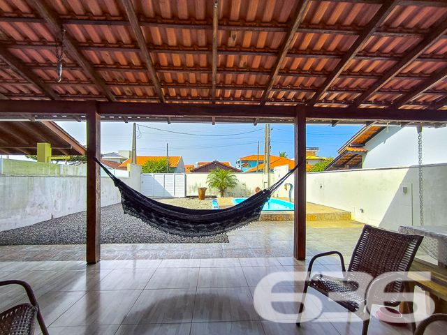 Apresentamos uma oportunidade excepcional para quem deseja morar a poucos passos do mar e desfrutar da tranquilidade em um imóvel de alta qualidade. Localizada no desejado bairro de Salinas, em Balneário Barra do Sul, esta residência oferece tudo que você precisa para viver com conforto e praticidade.
Características do Imóvel:

Tipo: Residência Padrão Térrea
Área Construída: 125 m²

Internamente, o imóvel se destaca pelos seus espaços bem distribuídos, uma suíte e dois dormitórios acolhedores, todos beneficiados por uma iluminação natural abundante e ventilação cruzada que proporciona um ambiente sempre fresco e convidativo. As áreas sociais são compostas por uma ampla sala de estar e jantar integradas à cozinha moderna e funcional, equipada com armários planejados de excelente qualidade.

Externamente, a propriedade oferece um generoso espaço de lazer com jardim bem cuidado e uma convidativa área de festas com churrasqueira, ideal para receber amigos e familiares em momentos especiais. A piscina ao ar livre garante o refresco nos dias quentes de verão, enquanto a varanda coberta é perfeita para relaxar em uma rede à sombra.

Segurança e Privacidade: Com muros altos ao redor de toda a propriedade, a sua privacidade e segurança são garantidas. Além disso, a estrutura já existente oferece a possibilidade de construir um segundo piso, aumentando ainda mais o potencial deste imóvel.

Localização: Situada no bairro Salinas, esta residência não apenas proporciona um acesso rápido à praia, mas também está cercada por uma natureza exuberante, oferecendo um estilo de vida tranquilo e distante do caos urbano.

Esta casa é perfeita para quem busca:

Proximidade com a praia: Viver a poucos passos do mar, com acesso fácil e rápido à praia.
Espaço e conforto: Uma residência com todas as comodidades modernas, espaços bem planejados e área de lazer completa.
Potencial de expansão: Opção de adicionar um segundo piso, ideal para famílias que planejam crescer.
Venha conhecer esta maravilhosa casa que oferece não apenas um lugar para morar, mas um verdadeiro lar para criar memórias preciosas ao lado de quem você ama. Agende sua visita hoje mesmo e descubra como é viver o sonho de estar tão perto do mar!
 
636 NEGÓCIOS IMOBILIÁRIOS: A SUA MELHOR ESCOLHA
Com mais de 30 anos de experiência, a 636 Negócios Imobiliários é sua parceira ideal para encontrar o imóvel perfeito. Estamos prontos para ajudá-lo a fazer deste imóvel o seu novo lar.
 
Telefone: (47) 3451-0636
WhatsApp: (47) 99190-0636
 
Não perca esta oportunidade única. Visite nosso site para mais informações: i636.com.br