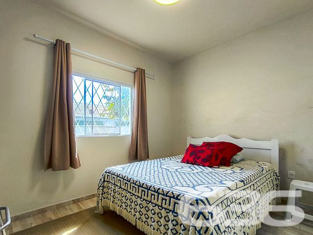 Apresentamos uma oportunidade excepcional para quem deseja morar a poucos passos do mar e desfrutar da tranquilidade em um imóvel de alta qualidade. Localizada no desejado bairro de Salinas, em Balneário Barra do Sul, esta residência oferece tudo que você precisa para viver com conforto e praticidade.
Características do Imóvel:

Tipo: Residência Padrão Térrea
Área Construída: 125 m²

Internamente, o imóvel se destaca pelos seus espaços bem distribuídos, uma suíte e dois dormitórios acolhedores, todos beneficiados por uma iluminação natural abundante e ventilação cruzada que proporciona um ambiente sempre fresco e convidativo. As áreas sociais são compostas por uma ampla sala de estar e jantar integradas à cozinha moderna e funcional, equipada com armários planejados de excelente qualidade.

Externamente, a propriedade oferece um generoso espaço de lazer com jardim bem cuidado e uma convidativa área de festas com churrasqueira, ideal para receber amigos e familiares em momentos especiais. A piscina ao ar livre garante o refresco nos dias quentes de verão, enquanto a varanda coberta é perfeita para relaxar em uma rede à sombra.

Segurança e Privacidade: Com muros altos ao redor de toda a propriedade, a sua privacidade e segurança são garantidas. Além disso, a estrutura já existente oferece a possibilidade de construir um segundo piso, aumentando ainda mais o potencial deste imóvel.

Localização: Situada no bairro Salinas, esta residência não apenas proporciona um acesso rápido à praia, mas também está cercada por uma natureza exuberante, oferecendo um estilo de vida tranquilo e distante do caos urbano.

Esta casa é perfeita para quem busca:

Proximidade com a praia: Viver a poucos passos do mar, com acesso fácil e rápido à praia.
Espaço e conforto: Uma residência com todas as comodidades modernas, espaços bem planejados e área de lazer completa.
Potencial de expansão: Opção de adicionar um segundo piso, ideal para famílias que planejam crescer.
Venha conhecer esta maravilhosa casa que oferece não apenas um lugar para morar, mas um verdadeiro lar para criar memórias preciosas ao lado de quem você ama. Agende sua visita hoje mesmo e descubra como é viver o sonho de estar tão perto do mar!
 
636 NEGÓCIOS IMOBILIÁRIOS: A SUA MELHOR ESCOLHA
Com mais de 30 anos de experiência, a 636 Negócios Imobiliários é sua parceira ideal para encontrar o imóvel perfeito. Estamos prontos para ajudá-lo a fazer deste imóvel o seu novo lar.
 
Telefone: (47) 3451-0636
WhatsApp: (47) 99190-0636
 
Não perca esta oportunidade única. Visite nosso site para mais informações: i636.com.br