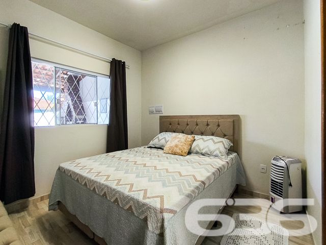 Apresentamos uma oportunidade excepcional para quem deseja morar a poucos passos do mar e desfrutar da tranquilidade em um imóvel de alta qualidade. Localizada no desejado bairro de Salinas, em Balneário Barra do Sul, esta residência oferece tudo que você precisa para viver com conforto e praticidade.
Características do Imóvel:

Tipo: Residência Padrão Térrea
Área Construída: 125 m²

Internamente, o imóvel se destaca pelos seus espaços bem distribuídos, uma suíte e dois dormitórios acolhedores, todos beneficiados por uma iluminação natural abundante e ventilação cruzada que proporciona um ambiente sempre fresco e convidativo. As áreas sociais são compostas por uma ampla sala de estar e jantar integradas à cozinha moderna e funcional, equipada com armários planejados de excelente qualidade.

Externamente, a propriedade oferece um generoso espaço de lazer com jardim bem cuidado e uma convidativa área de festas com churrasqueira, ideal para receber amigos e familiares em momentos especiais. A piscina ao ar livre garante o refresco nos dias quentes de verão, enquanto a varanda coberta é perfeita para relaxar em uma rede à sombra.

Segurança e Privacidade: Com muros altos ao redor de toda a propriedade, a sua privacidade e segurança são garantidas. Além disso, a estrutura já existente oferece a possibilidade de construir um segundo piso, aumentando ainda mais o potencial deste imóvel.

Localização: Situada no bairro Salinas, esta residência não apenas proporciona um acesso rápido à praia, mas também está cercada por uma natureza exuberante, oferecendo um estilo de vida tranquilo e distante do caos urbano.

Esta casa é perfeita para quem busca:

Proximidade com a praia: Viver a poucos passos do mar, com acesso fácil e rápido à praia.
Espaço e conforto: Uma residência com todas as comodidades modernas, espaços bem planejados e área de lazer completa.
Potencial de expansão: Opção de adicionar um segundo piso, ideal para famílias que planejam crescer.
Venha conhecer esta maravilhosa casa que oferece não apenas um lugar para morar, mas um verdadeiro lar para criar memórias preciosas ao lado de quem você ama. Agende sua visita hoje mesmo e descubra como é viver o sonho de estar tão perto do mar!
 
636 NEGÓCIOS IMOBILIÁRIOS: A SUA MELHOR ESCOLHA
Com mais de 30 anos de experiência, a 636 Negócios Imobiliários é sua parceira ideal para encontrar o imóvel perfeito. Estamos prontos para ajudá-lo a fazer deste imóvel o seu novo lar.
 
Telefone: (47) 3451-0636
WhatsApp: (47) 99190-0636
 
Não perca esta oportunidade única. Visite nosso site para mais informações: i636.com.br