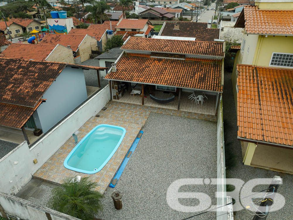 Apresentamos uma oportunidade excepcional para quem deseja morar a poucos passos do mar e desfrutar da tranquilidade em um imóvel de alta qualidade. Localizada no desejado bairro de Salinas, em Balneário Barra do Sul, esta residência oferece tudo que você precisa para viver com conforto e praticidade.
Características do Imóvel:

Tipo: Residência Padrão Térrea
Área Construída: 125 m²

Internamente, o imóvel se destaca pelos seus espaços bem distribuídos, uma suíte e dois dormitórios acolhedores, todos beneficiados por uma iluminação natural abundante e ventilação cruzada que proporciona um ambiente sempre fresco e convidativo. As áreas sociais são compostas por uma ampla sala de estar e jantar integradas à cozinha moderna e funcional, equipada com armários planejados de excelente qualidade.

Externamente, a propriedade oferece um generoso espaço de lazer com jardim bem cuidado e uma convidativa área de festas com churrasqueira, ideal para receber amigos e familiares em momentos especiais. A piscina ao ar livre garante o refresco nos dias quentes de verão, enquanto a varanda coberta é perfeita para relaxar em uma rede à sombra.

Segurança e Privacidade: Com muros altos ao redor de toda a propriedade, a sua privacidade e segurança são garantidas. Além disso, a estrutura já existente oferece a possibilidade de construir um segundo piso, aumentando ainda mais o potencial deste imóvel.

Localização: Situada no bairro Salinas, esta residência não apenas proporciona um acesso rápido à praia, mas também está cercada por uma natureza exuberante, oferecendo um estilo de vida tranquilo e distante do caos urbano.

Esta casa é perfeita para quem busca:

Proximidade com a praia: Viver a poucos passos do mar, com acesso fácil e rápido à praia.
Espaço e conforto: Uma residência com todas as comodidades modernas, espaços bem planejados e área de lazer completa.
Potencial de expansão: Opção de adicionar um segundo piso, ideal para famílias que planejam crescer.
Venha conhecer esta maravilhosa casa que oferece não apenas um lugar para morar, mas um verdadeiro lar para criar memórias preciosas ao lado de quem você ama. Agende sua visita hoje mesmo e descubra como é viver o sonho de estar tão perto do mar!
 
636 NEGÓCIOS IMOBILIÁRIOS: A SUA MELHOR ESCOLHA
Com mais de 30 anos de experiência, a 636 Negócios Imobiliários é sua parceira ideal para encontrar o imóvel perfeito. Estamos prontos para ajudá-lo a fazer deste imóvel o seu novo lar.
 
Telefone: (47) 3451-0636
WhatsApp: (47) 99190-0636
 
Não perca esta oportunidade única. Visite nosso site para mais informações: i636.com.br