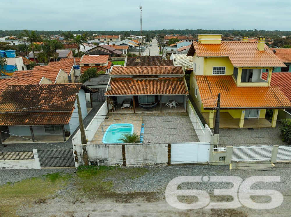 Apresentamos uma oportunidade excepcional para quem deseja morar a poucos passos do mar e desfrutar da tranquilidade em um imóvel de alta qualidade. Localizada no desejado bairro de Salinas, em Balneário Barra do Sul, esta residência oferece tudo que você precisa para viver com conforto e praticidade.
Características do Imóvel:

Tipo: Residência Padrão Térrea
Área Construída: 125 m²

Internamente, o imóvel se destaca pelos seus espaços bem distribuídos, uma suíte e dois dormitórios acolhedores, todos beneficiados por uma iluminação natural abundante e ventilação cruzada que proporciona um ambiente sempre fresco e convidativo. As áreas sociais são compostas por uma ampla sala de estar e jantar integradas à cozinha moderna e funcional, equipada com armários planejados de excelente qualidade.

Externamente, a propriedade oferece um generoso espaço de lazer com jardim bem cuidado e uma convidativa área de festas com churrasqueira, ideal para receber amigos e familiares em momentos especiais. A piscina ao ar livre garante o refresco nos dias quentes de verão, enquanto a varanda coberta é perfeita para relaxar em uma rede à sombra.

Segurança e Privacidade: Com muros altos ao redor de toda a propriedade, a sua privacidade e segurança são garantidas. Além disso, a estrutura já existente oferece a possibilidade de construir um segundo piso, aumentando ainda mais o potencial deste imóvel.

Localização: Situada no bairro Salinas, esta residência não apenas proporciona um acesso rápido à praia, mas também está cercada por uma natureza exuberante, oferecendo um estilo de vida tranquilo e distante do caos urbano.

Esta casa é perfeita para quem busca:

Proximidade com a praia: Viver a poucos passos do mar, com acesso fácil e rápido à praia.
Espaço e conforto: Uma residência com todas as comodidades modernas, espaços bem planejados e área de lazer completa.
Potencial de expansão: Opção de adicionar um segundo piso, ideal para famílias que planejam crescer.
Venha conhecer esta maravilhosa casa que oferece não apenas um lugar para morar, mas um verdadeiro lar para criar memórias preciosas ao lado de quem você ama. Agende sua visita hoje mesmo e descubra como é viver o sonho de estar tão perto do mar!
 
636 NEGÓCIOS IMOBILIÁRIOS: A SUA MELHOR ESCOLHA
Com mais de 30 anos de experiência, a 636 Negócios Imobiliários é sua parceira ideal para encontrar o imóvel perfeito. Estamos prontos para ajudá-lo a fazer deste imóvel o seu novo lar.
 
Telefone: (47) 3451-0636
WhatsApp: (47) 99190-0636
 
Não perca esta oportunidade única. Visite nosso site para mais informações: i636.com.br