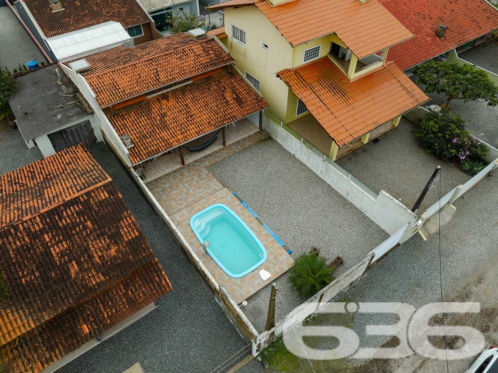 Apresentamos uma oportunidade excepcional para quem deseja morar a poucos passos do mar e desfrutar da tranquilidade em um imóvel de alta qualidade. Localizada no desejado bairro de Salinas, em Balneário Barra do Sul, esta residência oferece tudo que você precisa para viver com conforto e praticidade.
Características do Imóvel:

Tipo: Residência Padrão Térrea
Área Construída: 125 m²

Internamente, o imóvel se destaca pelos seus espaços bem distribuídos, uma suíte e dois dormitórios acolhedores, todos beneficiados por uma iluminação natural abundante e ventilação cruzada que proporciona um ambiente sempre fresco e convidativo. As áreas sociais são compostas por uma ampla sala de estar e jantar integradas à cozinha moderna e funcional, equipada com armários planejados de excelente qualidade.

Externamente, a propriedade oferece um generoso espaço de lazer com jardim bem cuidado e uma convidativa área de festas com churrasqueira, ideal para receber amigos e familiares em momentos especiais. A piscina ao ar livre garante o refresco nos dias quentes de verão, enquanto a varanda coberta é perfeita para relaxar em uma rede à sombra.

Segurança e Privacidade: Com muros altos ao redor de toda a propriedade, a sua privacidade e segurança são garantidas. Além disso, a estrutura já existente oferece a possibilidade de construir um segundo piso, aumentando ainda mais o potencial deste imóvel.

Localização: Situada no bairro Salinas, esta residência não apenas proporciona um acesso rápido à praia, mas também está cercada por uma natureza exuberante, oferecendo um estilo de vida tranquilo e distante do caos urbano.

Esta casa é perfeita para quem busca:

Proximidade com a praia: Viver a poucos passos do mar, com acesso fácil e rápido à praia.
Espaço e conforto: Uma residência com todas as comodidades modernas, espaços bem planejados e área de lazer completa.
Potencial de expansão: Opção de adicionar um segundo piso, ideal para famílias que planejam crescer.
Venha conhecer esta maravilhosa casa que oferece não apenas um lugar para morar, mas um verdadeiro lar para criar memórias preciosas ao lado de quem você ama. Agende sua visita hoje mesmo e descubra como é viver o sonho de estar tão perto do mar!
 
636 NEGÓCIOS IMOBILIÁRIOS: A SUA MELHOR ESCOLHA
Com mais de 30 anos de experiência, a 636 Negócios Imobiliários é sua parceira ideal para encontrar o imóvel perfeito. Estamos prontos para ajudá-lo a fazer deste imóvel o seu novo lar.
 
Telefone: (47) 3451-0636
WhatsApp: (47) 99190-0636
 
Não perca esta oportunidade única. Visite nosso site para mais informações: i636.com.br