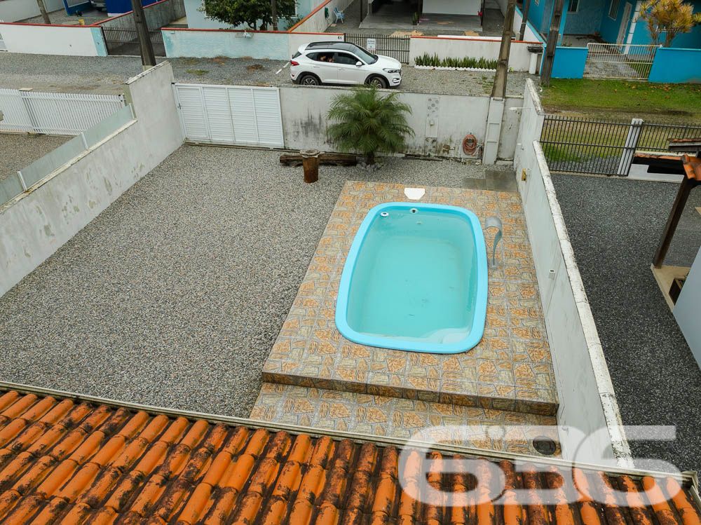 Apresentamos uma oportunidade excepcional para quem deseja morar a poucos passos do mar e desfrutar da tranquilidade em um imóvel de alta qualidade. Localizada no desejado bairro de Salinas, em Balneário Barra do Sul, esta residência oferece tudo que você precisa para viver com conforto e praticidade.
Características do Imóvel:

Tipo: Residência Padrão Térrea
Área Construída: 125 m²

Internamente, o imóvel se destaca pelos seus espaços bem distribuídos, uma suíte e dois dormitórios acolhedores, todos beneficiados por uma iluminação natural abundante e ventilação cruzada que proporciona um ambiente sempre fresco e convidativo. As áreas sociais são compostas por uma ampla sala de estar e jantar integradas à cozinha moderna e funcional, equipada com armários planejados de excelente qualidade.

Externamente, a propriedade oferece um generoso espaço de lazer com jardim bem cuidado e uma convidativa área de festas com churrasqueira, ideal para receber amigos e familiares em momentos especiais. A piscina ao ar livre garante o refresco nos dias quentes de verão, enquanto a varanda coberta é perfeita para relaxar em uma rede à sombra.

Segurança e Privacidade: Com muros altos ao redor de toda a propriedade, a sua privacidade e segurança são garantidas. Além disso, a estrutura já existente oferece a possibilidade de construir um segundo piso, aumentando ainda mais o potencial deste imóvel.

Localização: Situada no bairro Salinas, esta residência não apenas proporciona um acesso rápido à praia, mas também está cercada por uma natureza exuberante, oferecendo um estilo de vida tranquilo e distante do caos urbano.

Esta casa é perfeita para quem busca:

Proximidade com a praia: Viver a poucos passos do mar, com acesso fácil e rápido à praia.
Espaço e conforto: Uma residência com todas as comodidades modernas, espaços bem planejados e área de lazer completa.
Potencial de expansão: Opção de adicionar um segundo piso, ideal para famílias que planejam crescer.
Venha conhecer esta maravilhosa casa que oferece não apenas um lugar para morar, mas um verdadeiro lar para criar memórias preciosas ao lado de quem você ama. Agende sua visita hoje mesmo e descubra como é viver o sonho de estar tão perto do mar!
 
636 NEGÓCIOS IMOBILIÁRIOS: A SUA MELHOR ESCOLHA
Com mais de 30 anos de experiência, a 636 Negócios Imobiliários é sua parceira ideal para encontrar o imóvel perfeito. Estamos prontos para ajudá-lo a fazer deste imóvel o seu novo lar.
 
Telefone: (47) 3451-0636
WhatsApp: (47) 99190-0636
 
Não perca esta oportunidade única. Visite nosso site para mais informações: i636.com.br