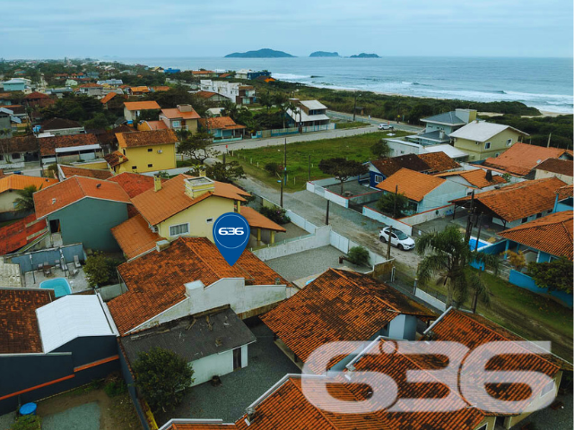Apresentamos uma oportunidade excepcional para quem deseja morar a poucos passos do mar e desfrutar da tranquilidade em um imóvel de alta qualidade. Localizada no desejado bairro de Salinas, em Balneário Barra do Sul, esta residência oferece tudo que você precisa para viver com conforto e praticidade.
Características do Imóvel:

Tipo: Residência Padrão Térrea
Área Construída: 125 m²

Internamente, o imóvel se destaca pelos seus espaços bem distribuídos, uma suíte e dois dormitórios acolhedores, todos beneficiados por uma iluminação natural abundante e ventilação cruzada que proporciona um ambiente sempre fresco e convidativo. As áreas sociais são compostas por uma ampla sala de estar e jantar integradas à cozinha moderna e funcional, equipada com armários planejados de excelente qualidade.

Externamente, a propriedade oferece um generoso espaço de lazer com jardim bem cuidado e uma convidativa área de festas com churrasqueira, ideal para receber amigos e familiares em momentos especiais. A piscina ao ar livre garante o refresco nos dias quentes de verão, enquanto a varanda coberta é perfeita para relaxar em uma rede à sombra.

Segurança e Privacidade: Com muros altos ao redor de toda a propriedade, a sua privacidade e segurança são garantidas. Além disso, a estrutura já existente oferece a possibilidade de construir um segundo piso, aumentando ainda mais o potencial deste imóvel.

Localização: Situada no bairro Salinas, esta residência não apenas proporciona um acesso rápido à praia, mas também está cercada por uma natureza exuberante, oferecendo um estilo de vida tranquilo e distante do caos urbano.

Esta casa é perfeita para quem busca:

Proximidade com a praia: Viver a poucos passos do mar, com acesso fácil e rápido à praia.
Espaço e conforto: Uma residência com todas as comodidades modernas, espaços bem planejados e área de lazer completa.
Potencial de expansão: Opção de adicionar um segundo piso, ideal para famílias que planejam crescer.
Venha conhecer esta maravilhosa casa que oferece não apenas um lugar para morar, mas um verdadeiro lar para criar memórias preciosas ao lado de quem você ama. Agende sua visita hoje mesmo e descubra como é viver o sonho de estar tão perto do mar!
 
636 NEGÓCIOS IMOBILIÁRIOS: A SUA MELHOR ESCOLHA
Com mais de 30 anos de experiência, a 636 Negócios Imobiliários é sua parceira ideal para encontrar o imóvel perfeito. Estamos prontos para ajudá-lo a fazer deste imóvel o seu novo lar.
 
Telefone: (47) 3451-0636
WhatsApp: (47) 99190-0636
 
Não perca esta oportunidade única. Visite nosso site para mais informações: i636.com.br
