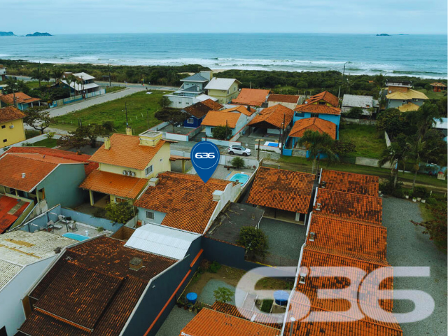 Apresentamos uma oportunidade excepcional para quem deseja morar a poucos passos do mar e desfrutar da tranquilidade em um imóvel de alta qualidade. Localizada no desejado bairro de Salinas, em Balneário Barra do Sul, esta residência oferece tudo que você precisa para viver com conforto e praticidade.
Características do Imóvel:

Tipo: Residência Padrão Térrea
Área Construída: 125 m²

Internamente, o imóvel se destaca pelos seus espaços bem distribuídos, uma suíte e dois dormitórios acolhedores, todos beneficiados por uma iluminação natural abundante e ventilação cruzada que proporciona um ambiente sempre fresco e convidativo. As áreas sociais são compostas por uma ampla sala de estar e jantar integradas à cozinha moderna e funcional, equipada com armários planejados de excelente qualidade.

Externamente, a propriedade oferece um generoso espaço de lazer com jardim bem cuidado e uma convidativa área de festas com churrasqueira, ideal para receber amigos e familiares em momentos especiais. A piscina ao ar livre garante o refresco nos dias quentes de verão, enquanto a varanda coberta é perfeita para relaxar em uma rede à sombra.

Segurança e Privacidade: Com muros altos ao redor de toda a propriedade, a sua privacidade e segurança são garantidas. Além disso, a estrutura já existente oferece a possibilidade de construir um segundo piso, aumentando ainda mais o potencial deste imóvel.

Localização: Situada no bairro Salinas, esta residência não apenas proporciona um acesso rápido à praia, mas também está cercada por uma natureza exuberante, oferecendo um estilo de vida tranquilo e distante do caos urbano.

Esta casa é perfeita para quem busca:

Proximidade com a praia: Viver a poucos passos do mar, com acesso fácil e rápido à praia.
Espaço e conforto: Uma residência com todas as comodidades modernas, espaços bem planejados e área de lazer completa.
Potencial de expansão: Opção de adicionar um segundo piso, ideal para famílias que planejam crescer.
Venha conhecer esta maravilhosa casa que oferece não apenas um lugar para morar, mas um verdadeiro lar para criar memórias preciosas ao lado de quem você ama. Agende sua visita hoje mesmo e descubra como é viver o sonho de estar tão perto do mar!
 
636 NEGÓCIOS IMOBILIÁRIOS: A SUA MELHOR ESCOLHA
Com mais de 30 anos de experiência, a 636 Negócios Imobiliários é sua parceira ideal para encontrar o imóvel perfeito. Estamos prontos para ajudá-lo a fazer deste imóvel o seu novo lar.
 
Telefone: (47) 3451-0636
WhatsApp: (47) 99190-0636
 
Não perca esta oportunidade única. Visite nosso site para mais informações: i636.com.br