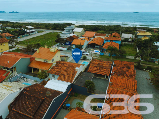Apresentamos uma oportunidade excepcional para quem deseja morar a poucos passos do mar e desfrutar da tranquilidade em um imóvel de alta qualidade. Localizada no desejado bairro de Salinas, em Balneário Barra do Sul, esta residência oferece tudo que você precisa para viver com conforto e praticidade.
Características do Imóvel:

Tipo: Residência Padrão Térrea
Área Construída: 125 m²

Internamente, o imóvel se destaca pelos seus espaços bem distribuídos, uma suíte e dois dormitórios acolhedores, todos beneficiados por uma iluminação natural abundante e ventilação cruzada que proporciona um ambiente sempre fresco e convidativo. As áreas sociais são compostas por uma ampla sala de estar e jantar integradas à cozinha moderna e funcional, equipada com armários planejados de excelente qualidade.

Externamente, a propriedade oferece um generoso espaço de lazer com jardim bem cuidado e uma convidativa área de festas com churrasqueira, ideal para receber amigos e familiares em momentos especiais. A piscina ao ar livre garante o refresco nos dias quentes de verão, enquanto a varanda coberta é perfeita para relaxar em uma rede à sombra.

Segurança e Privacidade: Com muros altos ao redor de toda a propriedade, a sua privacidade e segurança são garantidas. Além disso, a estrutura já existente oferece a possibilidade de construir um segundo piso, aumentando ainda mais o potencial deste imóvel.

Localização: Situada no bairro Salinas, esta residência não apenas proporciona um acesso rápido à praia, mas também está cercada por uma natureza exuberante, oferecendo um estilo de vida tranquilo e distante do caos urbano.

Esta casa é perfeita para quem busca:

Proximidade com a praia: Viver a poucos passos do mar, com acesso fácil e rápido à praia.
Espaço e conforto: Uma residência com todas as comodidades modernas, espaços bem planejados e área de lazer completa.
Potencial de expansão: Opção de adicionar um segundo piso, ideal para famílias que planejam crescer.
Venha conhecer esta maravilhosa casa que oferece não apenas um lugar para morar, mas um verdadeiro lar para criar memórias preciosas ao lado de quem você ama. Agende sua visita hoje mesmo e descubra como é viver o sonho de estar tão perto do mar!
 
636 NEGÓCIOS IMOBILIÁRIOS: A SUA MELHOR ESCOLHA
Com mais de 30 anos de experiência, a 636 Negócios Imobiliários é sua parceira ideal para encontrar o imóvel perfeito. Estamos prontos para ajudá-lo a fazer deste imóvel o seu novo lar.
 
Telefone: (47) 3451-0636
WhatsApp: (47) 99190-0636
 
Não perca esta oportunidade única. Visite nosso site para mais informações: i636.com.br
