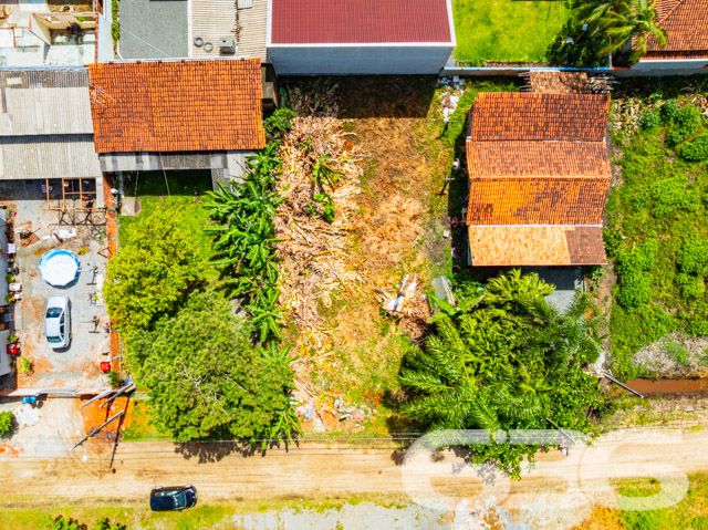 Descubra o Local dos Seus Sonhos em Balneário Barra do Sul

Apresentamos uma excelente oportunidade para quem deseja construir o lar dos sonhos ou investir em uma região em expansão. Com mais de 30 anos de experiência no mercado imobiliário, a 636 Negócios Imobiliários tem o prazer de oferecer este magnífico terreno localizado em Balneário Barra do Sul, no bairro de Salinas.

Localização Privilegiada: Situado a apenas 750 metros da serena orla de Balneário Barra do Sul, este terreno é perfeito para aqueles que sonham com um retiro próximo ao mar, combinando a tranquilidade do litoral com fácil acesso às comodidades urbanas. A orientação sul do terreno garante uma iluminação ideal, aproveitando o clima ameno da região.

Viva o Melhor de Balneário Barra do Sul: Balneário Barra do Sul é conhecido por suas belas paisagens naturais e ambiente acolhedor. A região oferece uma ótima qualidade de vida com acesso a escolas, mercados, e áreas de lazer, ideal para famílias ou para quem busca um escape da rotina agitada da cidade grande.

Por Que Escolher a 636 Negócios Imobiliários? Com uma trajetória de mais de três décadas de sucesso, somos especialistas em encontrar os melhores imóveis para nossos clientes. Nosso compromisso com a excelência e a satisfação do cliente é evidenciado pelo alto padrão de serviço e pela confiança que construímos no mercado.

Investir em um terreno é mais do que uma compra, é a realização de um sonho. E nós, da 636 Negócios Imobiliários, estamos aqui para ajudar a tornar este sonho realidade com a segurança e a expertise que só uma empresa líder de mercado pode oferecer.

636 NEGÓCIOS IMOBILIÁRIOS: A SUA MELHOR ESCOLHA
Com mais de 30 anos de experiência, a 636 Negócios Imobiliários é sua parceira ideal para encontrar o imóvel perfeito. Estamos prontos para ajudá-lo a fazer deste imóvel o seu novo lar.
 
Telefone: (47) 3451-0636
WhatsApp: (47) 99190-0636
 
Não perca esta oportunidade única. Visite nosso site para mais informações: i636.com.br