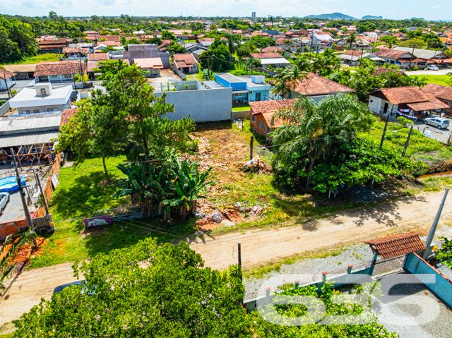 Descubra o Local dos Seus Sonhos em Balneário Barra do Sul

Apresentamos uma excelente oportunidade para quem deseja construir o lar dos sonhos ou investir em uma região em expansão. Com mais de 30 anos de experiência no mercado imobiliário, a 636 Negócios Imobiliários tem o prazer de oferecer este magnífico terreno localizado em Balneário Barra do Sul, no bairro de Salinas.

Localização Privilegiada: Situado a apenas 750 metros da serena orla de Balneário Barra do Sul, este terreno é perfeito para aqueles que sonham com um retiro próximo ao mar, combinando a tranquilidade do litoral com fácil acesso às comodidades urbanas. A orientação sul do terreno garante uma iluminação ideal, aproveitando o clima ameno da região.

Viva o Melhor de Balneário Barra do Sul: Balneário Barra do Sul é conhecido por suas belas paisagens naturais e ambiente acolhedor. A região oferece uma ótima qualidade de vida com acesso a escolas, mercados, e áreas de lazer, ideal para famílias ou para quem busca um escape da rotina agitada da cidade grande.

Por Que Escolher a 636 Negócios Imobiliários? Com uma trajetória de mais de três décadas de sucesso, somos especialistas em encontrar os melhores imóveis para nossos clientes. Nosso compromisso com a excelência e a satisfação do cliente é evidenciado pelo alto padrão de serviço e pela confiança que construímos no mercado.

Investir em um terreno é mais do que uma compra, é a realização de um sonho. E nós, da 636 Negócios Imobiliários, estamos aqui para ajudar a tornar este sonho realidade com a segurança e a expertise que só uma empresa líder de mercado pode oferecer.

636 NEGÓCIOS IMOBILIÁRIOS: A SUA MELHOR ESCOLHA
Com mais de 30 anos de experiência, a 636 Negócios Imobiliários é sua parceira ideal para encontrar o imóvel perfeito. Estamos prontos para ajudá-lo a fazer deste imóvel o seu novo lar.
 
Telefone: (47) 3451-0636
WhatsApp: (47) 99190-0636
 
Não perca esta oportunidade única. Visite nosso site para mais informações: i636.com.br