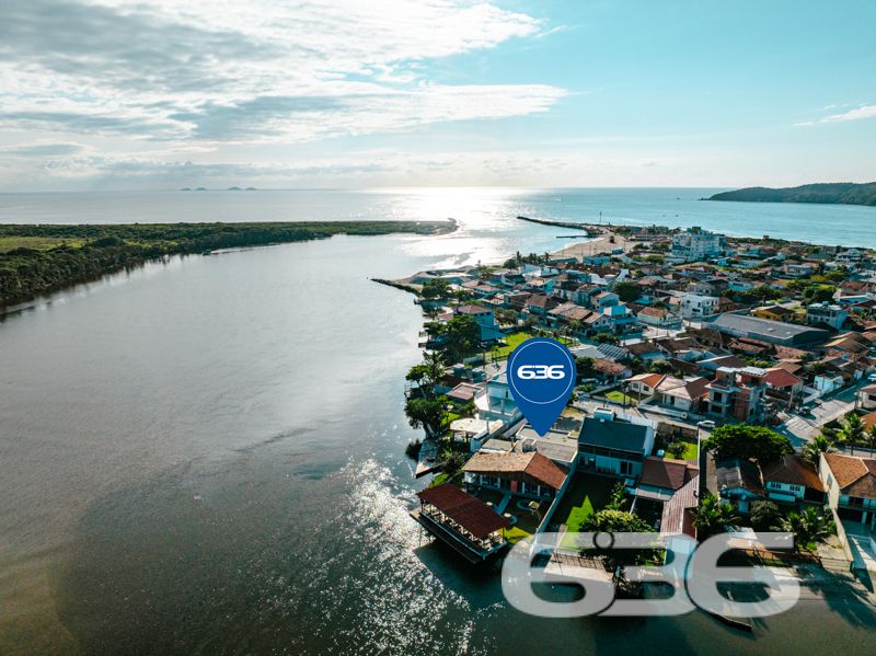 Apresentamos uma excelente oportunidade de negócio em Balneário Barra do Sul, SC, com este imóvel distinto que combina um potencial comercial extraordinário com o conforto residencial, localizado no coração do Centro. Esta propriedade não apenas oferece uma residência acolhedora e bem estruturada, mas destaca-se principalmente pelo seu vasto potencial como ponto comercial, ideal para investidores ou empreendedores à procura de um local com alta visibilidade e prontidão operacional.
Descrição Geral do Imóvel: O terreno de 1.016,37 m² abriga uma construção de 425,00 m². A propriedade inclui espaços de garagem tanto cobertos quanto descobertos, que facilitam o acesso e oferecem comodidade para clientes e residentes.
Infraestrutura Pronta para Restaurante: Equipada com uma cozinha industrial completa, esta propriedade está pronta para continuar operando como um estabelecimento gastronômico. A ampla área de atendimento ao cliente, com vistas para a lagoa, cria um ambiente convidativo e relaxante.
Píer com Atracadouro: O píer proporciona uma oportunidade única para negócios que dependem de acesso aquático, como passeios de barco ou atividades de pesca, aumentando ainda mais seu potencial comercial.
Estacionamento Espaçoso: O amplo estacionamento facilita a recepção de um grande número de clientes, essencial para qualquer operação comercial bem-sucedida.
Conforto Residencial: Além do forte apelo comercial, a propriedade oferece aconchego residencial com uma demi-suíte, um quarto adicional e uma sala com cozinha integrada, todos equipados com móveis planejados de alta qualidade.
Localização Estratégica:
O imóvel promove um ambiente tranquilo, porém, está próximo de vias principais, garantindo fácil acesso e alta visibilidade para negócios.
Potencial de Investimento: Este imóvel é uma escolha privilegiada para quem busca diversificar investimentos através da combinação de espaço comercial ativo e residencial confortável. Com todas as instalações prontas para uso imediato, oferece um retorno potencial significativo tanto na valorização do capital quanto na geração de receita operacional.
Para conhecer melhor este imóvel e explorar todo o seu potencial, convidamos os interessados a agendar uma visita. A equipe da 636 Negócios Imobiliários está pronta para fornecer todas as informações necessárias e facilitar cada etapa deste investimento. Venha descobrir como este local pode ser a chave para o sucesso e expansão de seus negócios.
636 NEGÓCIOS IMOBILIÁRIOS: A SUA MELHOR ESCOLHA
Com mais de 30 anos de experiência, a 636 Negócios Imobiliários é sua parceira ideal para encontrar o imóvel perfeito. Estamos prontos para ajudá-lo a fazer deste imóvel o seu novo lar.
Telefone: (47) 3451-0636
WhatsApp: (47) 99190-0636
Não perca esta oportunidade única. Visite nosso site para mais informações: i636.com.br